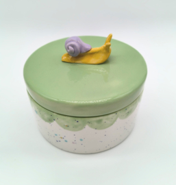 Bakje medium confetti/ mint groen met slak