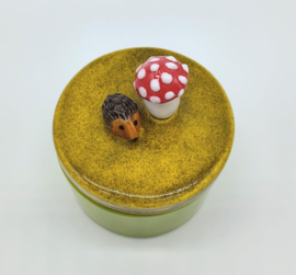 Bakje klein groen/ geel met glitter met egel