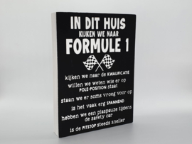 Tekst bord in standaard 30x21cm in dit huis kijken we naar formule 1 zwart/naturel (wit)