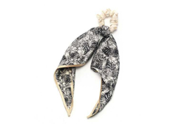 Zwarte Main scrunchie haarelastiek sjaal detail