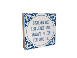 Tekstblok 18x18cm Gisteren nog een jonge knul wit (delfts blauw)