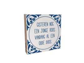 Tekstblok 18x18cm Gisteren nog een jonge roos wit (delfts blauw)