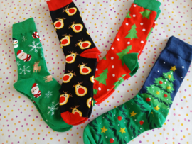 Kerstcadeautje met groene kerstman sokken