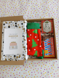 Kerstcadeautje met rode kerstsokken