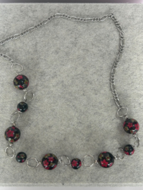 Lange ketting zwart rood bloemen kralen zilverkleurig 74 cm