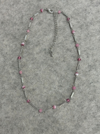 Zilverkleurige ketting roze glaskralen 47 cm nickel free