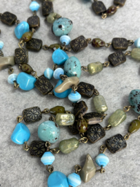 Lange statement ketting turquoise groen brons kralen 186 cm