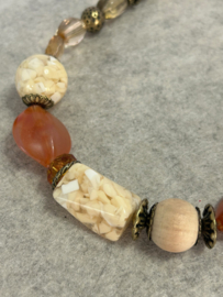 Statement ketting beige bruin goudkleurig kralen 40 cm