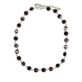 Zilverkleurige ketting paarse glaskralen 44 cm verstelbaar