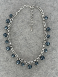 Zilverkleurige statement ketting met donkergrijze parels 46 cm