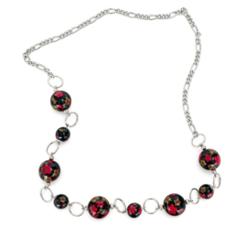 Lange ketting zwart rood bloemen kralen zilverkleurig 74 cm