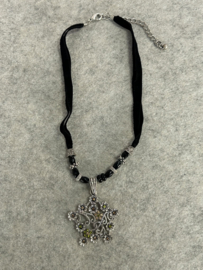 Zwarte fluwelen ketting bloemhanger strass 43 cm nickel free