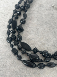 Zwarte 3-rij ketting glaskralen statement ketting 54 cm