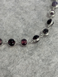 Zilverkleurige ketting paarse glaskralen 44 cm verstelbaar