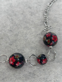 Lange ketting zwart rood bloemen kralen zilverkleurig 74 cm