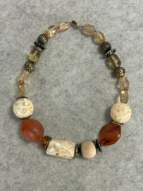 Statement ketting beige bruin goudkleurig kralen 40 cm