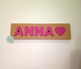 Naampuzzel 0-5 letters. Bijv. 'Anna - fuchsia roze'