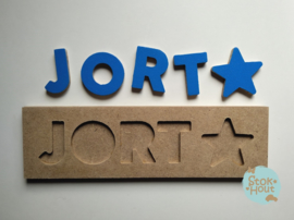 Naampuzzel 0-5 letters. Bijv. 'Jort - donker blauw'