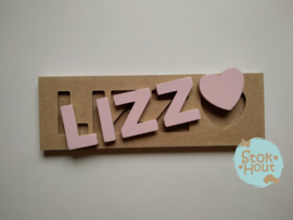 Naampuzzel 0-5 letters. Bijv. 'Lizz - zacht roze'