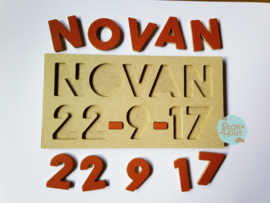 Naampuzzel 0-5 letters + datum. Bijv. 'Novan - rood'