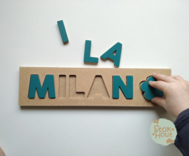 Naampuzzel 0-5 letters. Bijv. 'Milan - petrol blauw'