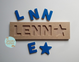 Naampuzzel 0-5 letters. Bijv. 'Lenn - donker blauw'