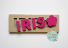 Naampuzzel 0-5 letters. Bijv. 'Iris - fuchsia roze'