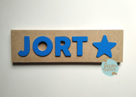 Naampuzzel 0-5 letters. Bijv. 'Jort - donker blauw'