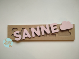 Naampuzzel 0-5 letters. Bijv. 'Sanne - zacht roze'