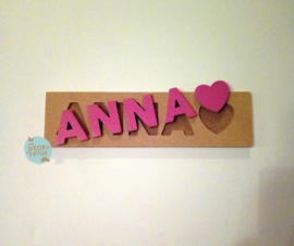 Naampuzzel 0-5 letters. Bijv. 'Anna - fuchsia roze'