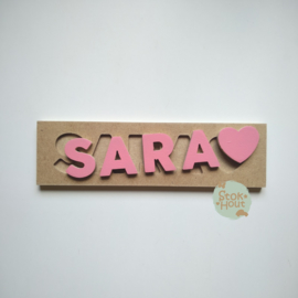 Naampuzzel 0-5 letters. Bijv. 'Sara - seventies roze'