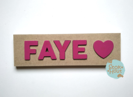 Naampuzzel 0-5 letters. Bijv. 'Faye - fuchsia roze'