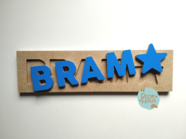 Naampuzzel 0-5 letters. Bijv. 'Bram - donker blauw'