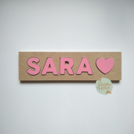 Naampuzzel 0-5 letters. Bijv. 'Sara - seventies roze'