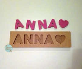 Naampuzzel 0-5 letters. Bijv. 'Anna - fuchsia roze'