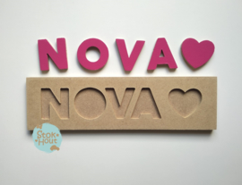 Naampuzzel 0-5 letters. Bijv. 'Nova - fuchsia roze'