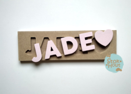 Naampuzzel 0-5 letters. Bijv. 'Jade - zacht roze'