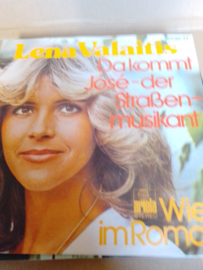 Lena Valaitis-Da kommt José der Staßenmusikant