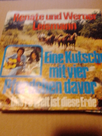 Renate & Werner Leismann-Eine Kutsche mit vier Pferdchen davor