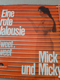 Mick und Micky-Eine rote Jalousie