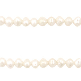 Zoetwaterparels rond 4mm Natural white, streng 105-120 st.