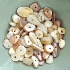 Schelp kralen chipstone Natural white-beige-brown, c.a 70 stuks
