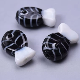 Vis glas kraal 20x13mm Black-White, per stuk.