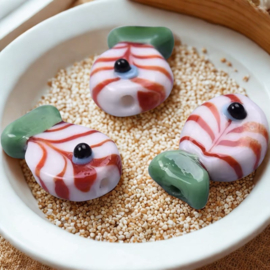 Vis glas kraal 20x13mm White-Red, per stuk.