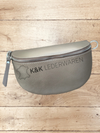 Classic Medium crossbody taupe