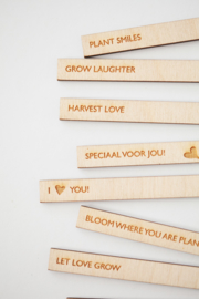 Houten labels met diverse teksten