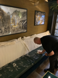 Leder onderhoud restaurant te Laren