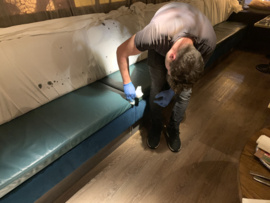 Leder onderhoud restaurant te Laren