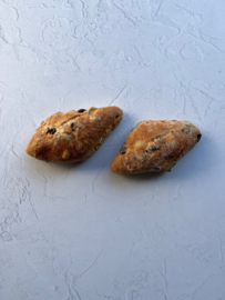 Appel kaneel broodje met rozijnen.