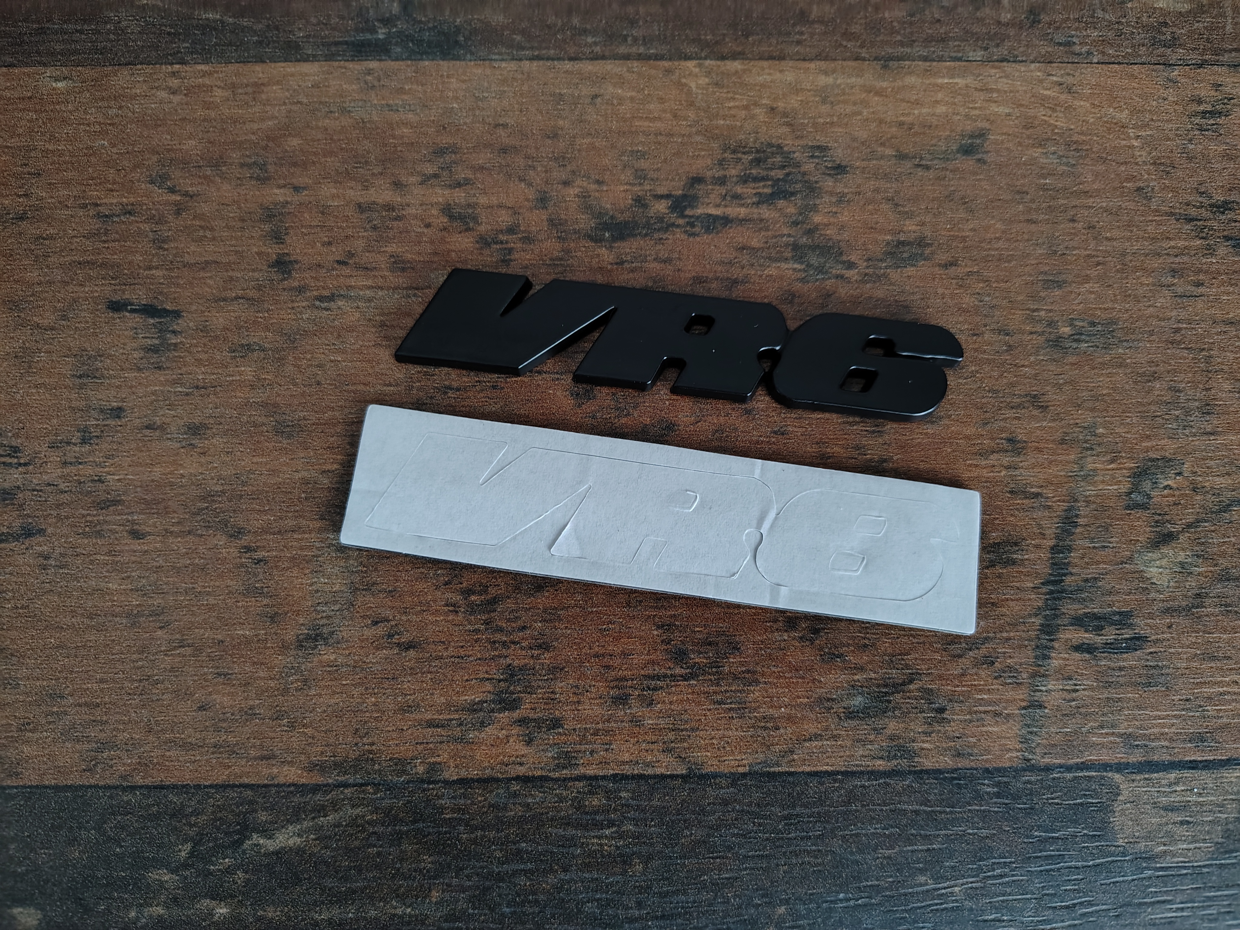 Embleem " VR6" Volkswagen / Golf 3/ Corrado  / Black/NIEUW!!!